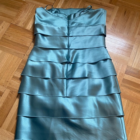 Dress (formal). Womens knee length - Picture 2 of 3
